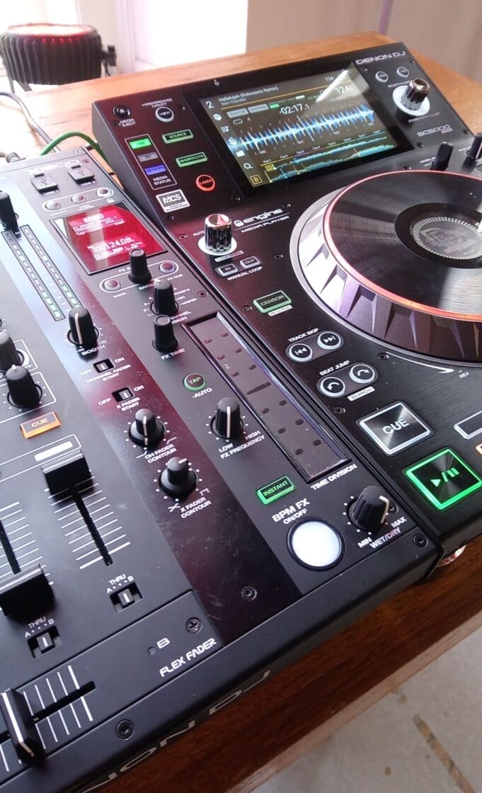 Dla osób, które nie przepadają za kontrolerami Denon przygotował zestaw PRIME, na który składa się odtwarzacz SC5000 oraz mixer X1800. Pioneer