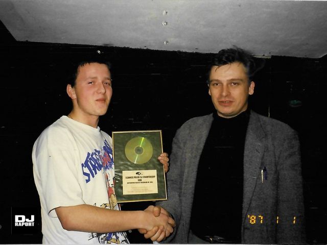 Piotr Gryglewicz wręcvza złotą płytę - DJ Hazel 1998 rok